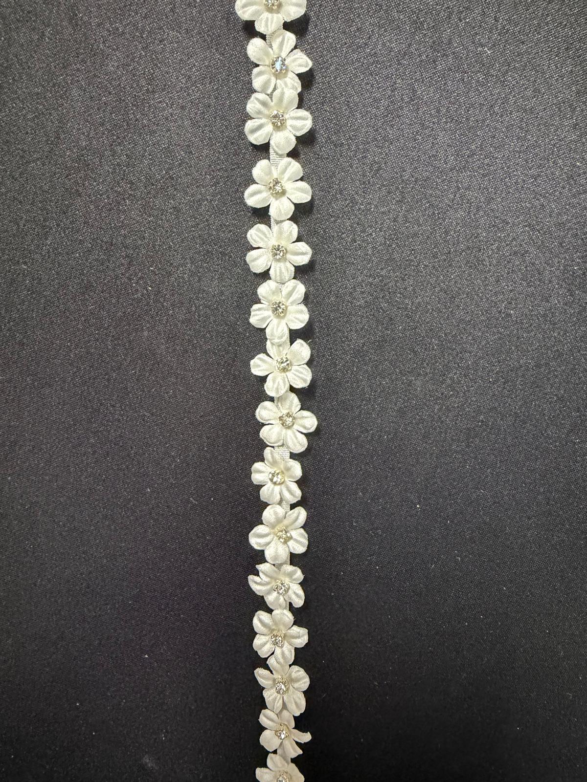 Elfenbein 3D Satinblume mit Kristallrand - EH1019