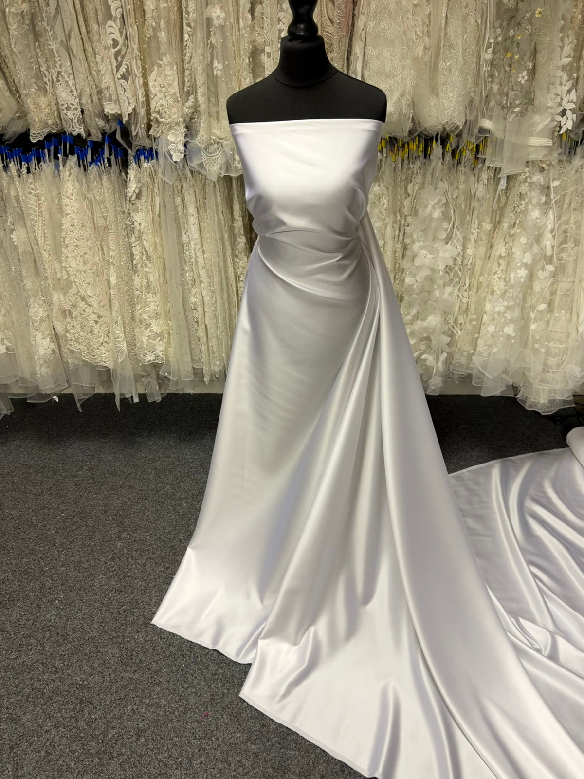 Weißer Polyester-Duchess-Satin - P42