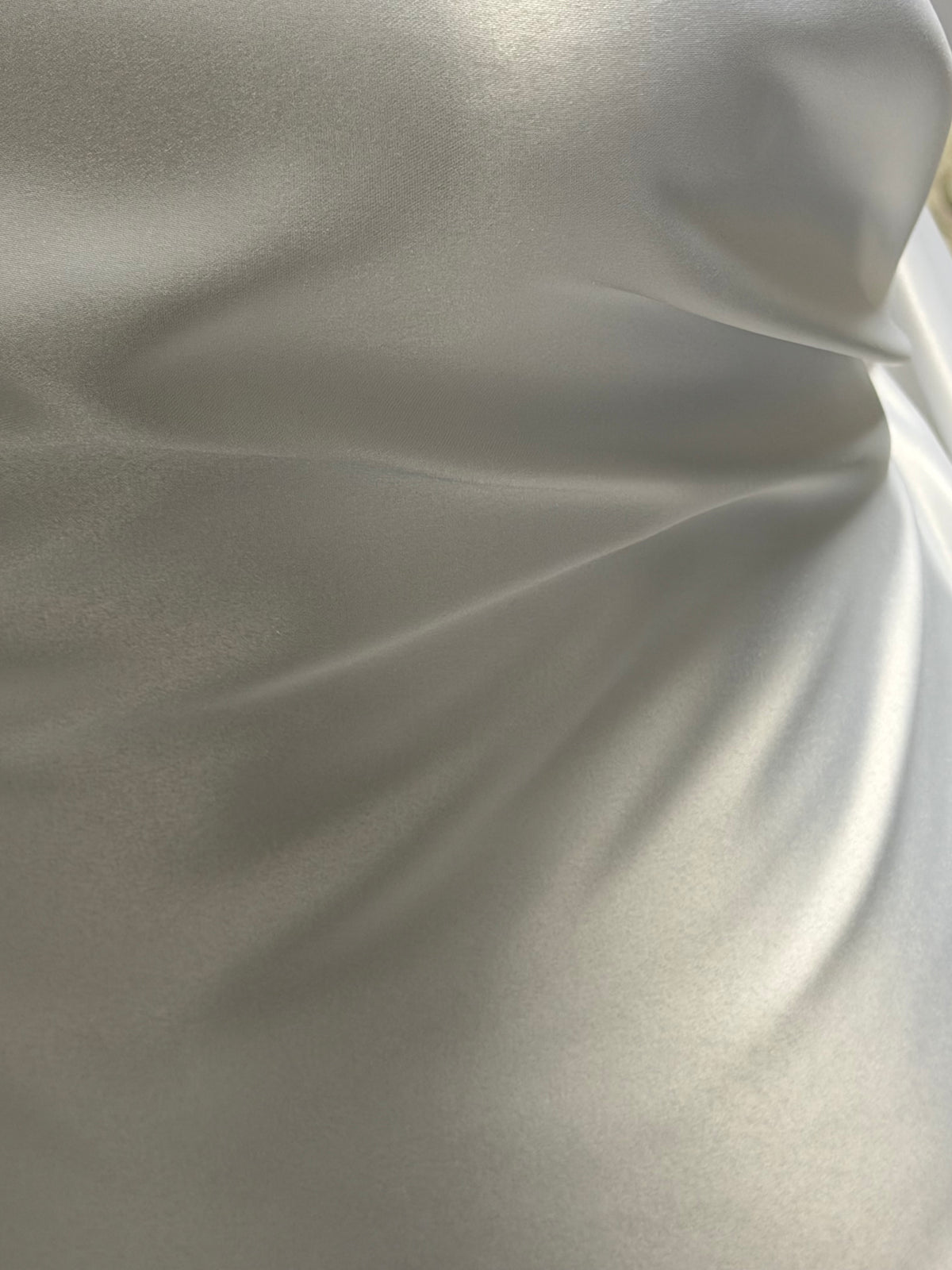 Weißer, leichter Duchess-Satin aus Polyester - P44