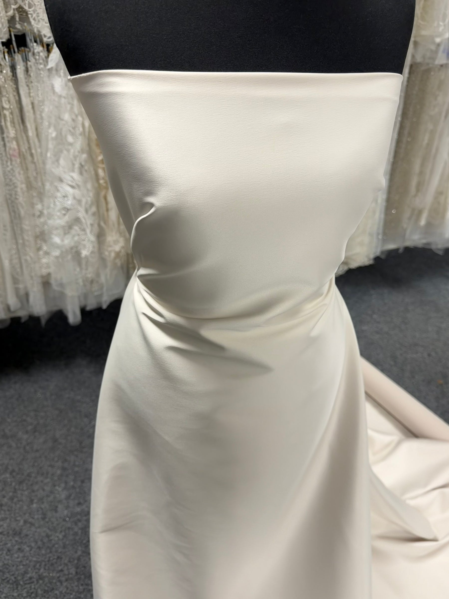 Austernfarbener Polyester-Lycra-Duchess-Satin - P83