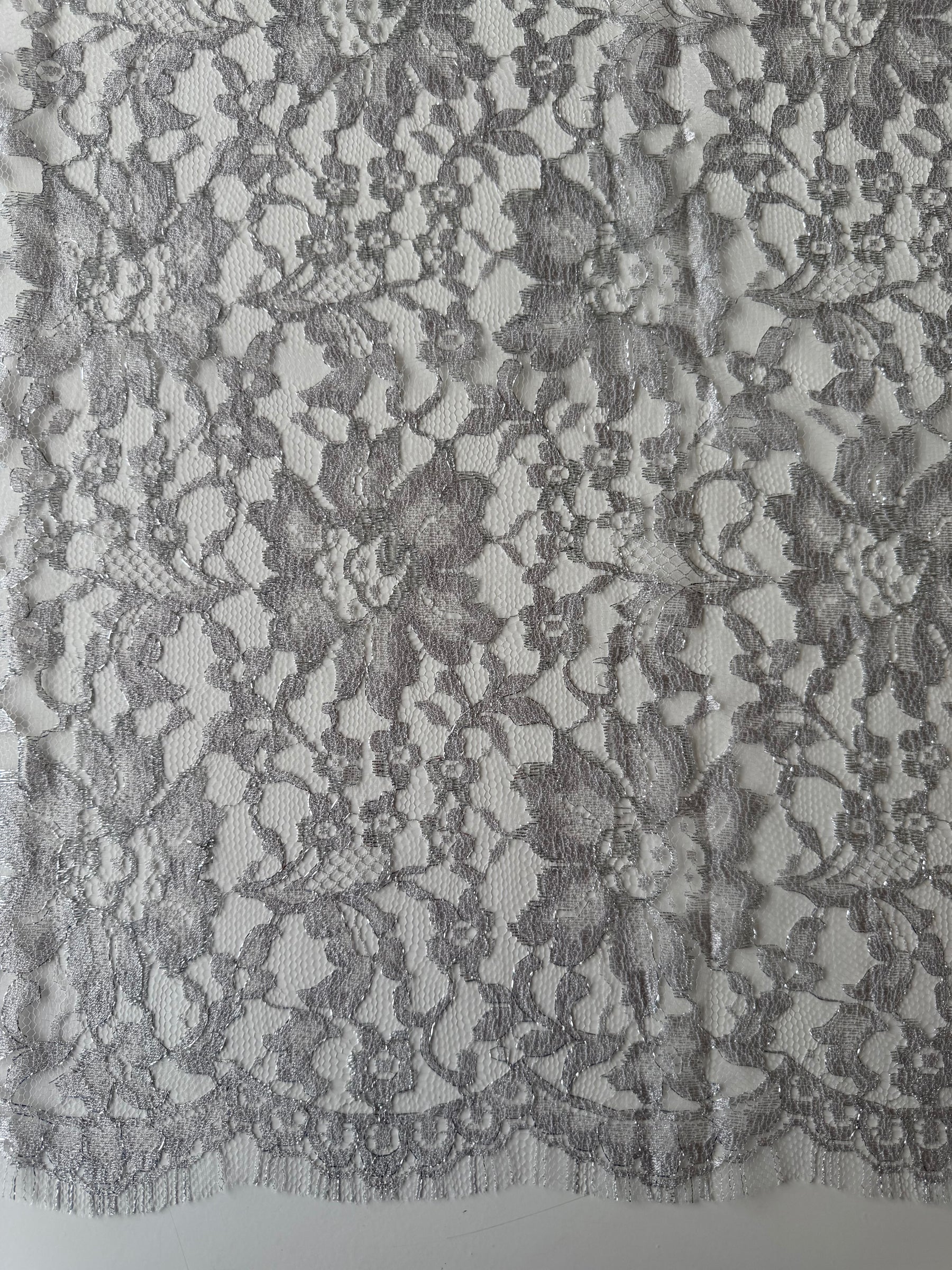 Silbermetallic Chantilly-Spitze - P184