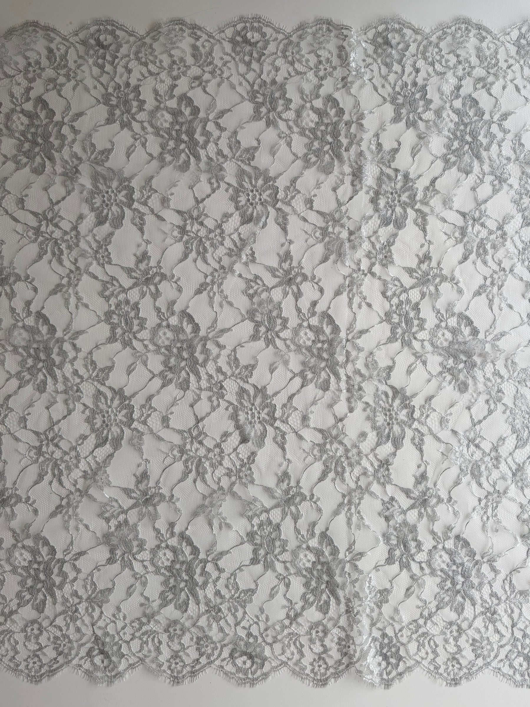 Silberne Chantilly-Spitze - P193