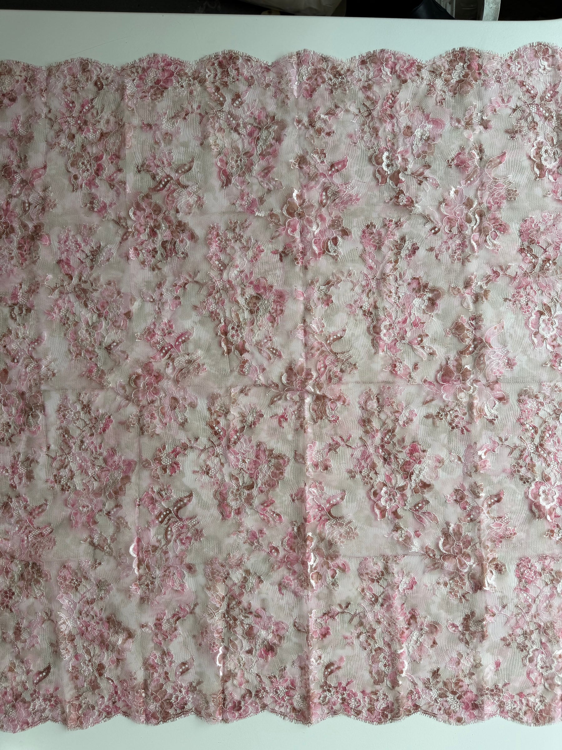 Rosa bedruckte Chantilly-Spitze - P190