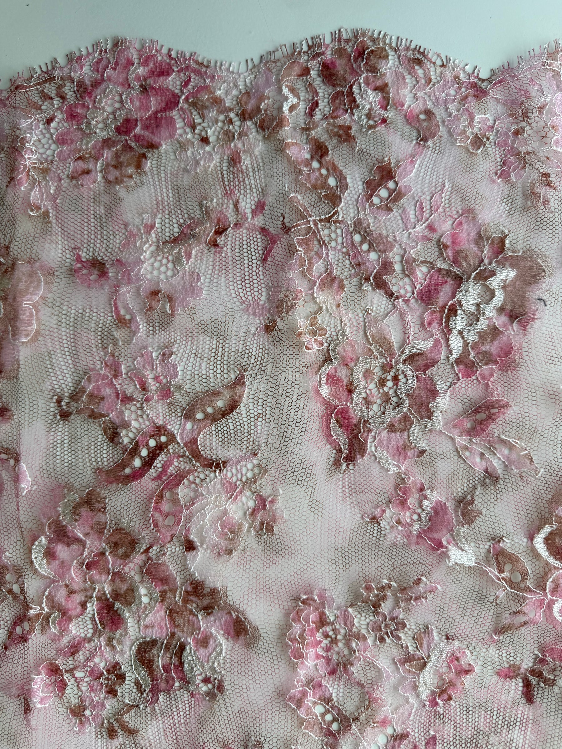 Rosa bedruckte Chantilly-Spitze - P190