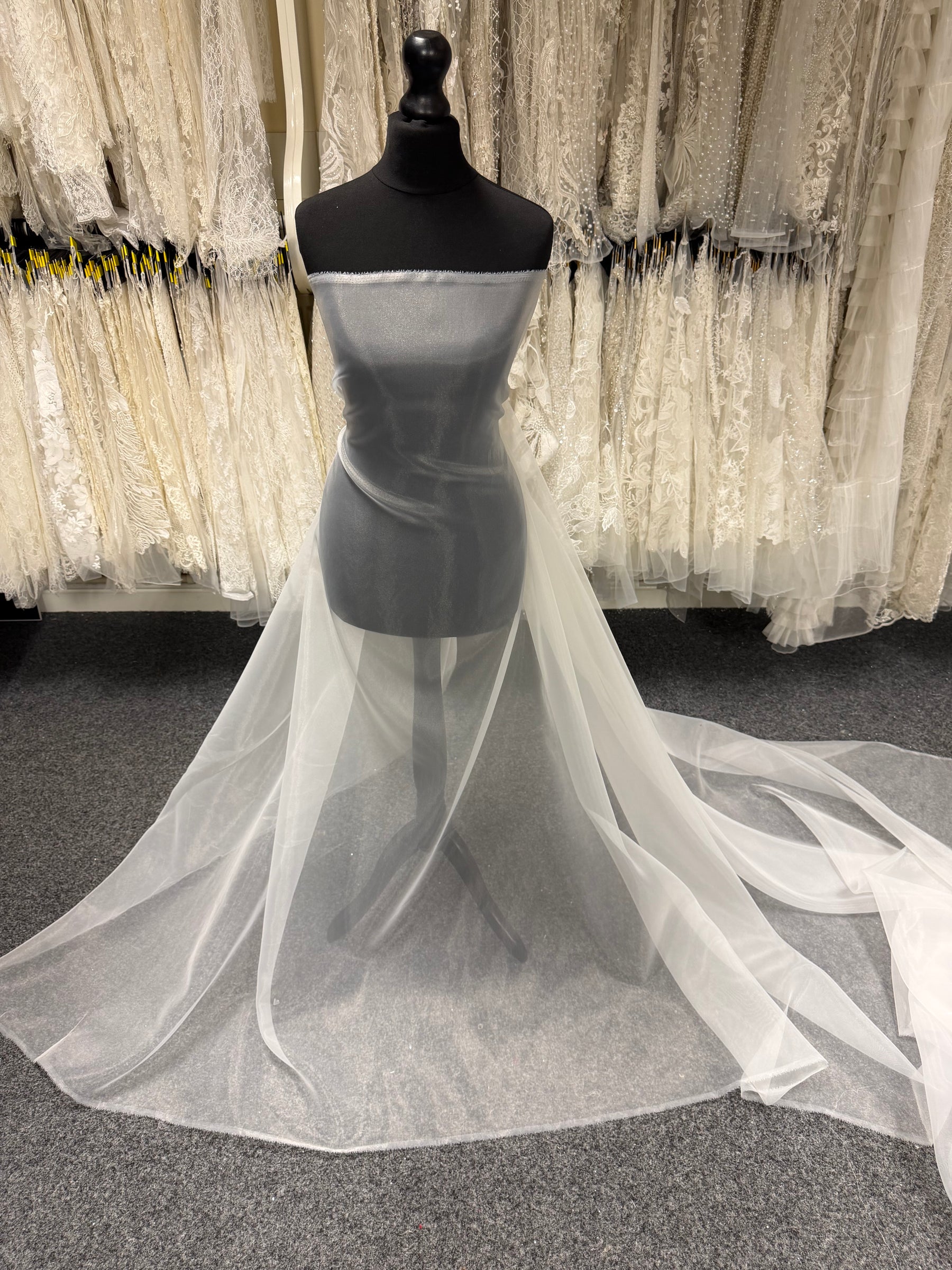 Hellelfenbeinfarbener Poly-Organza - P150