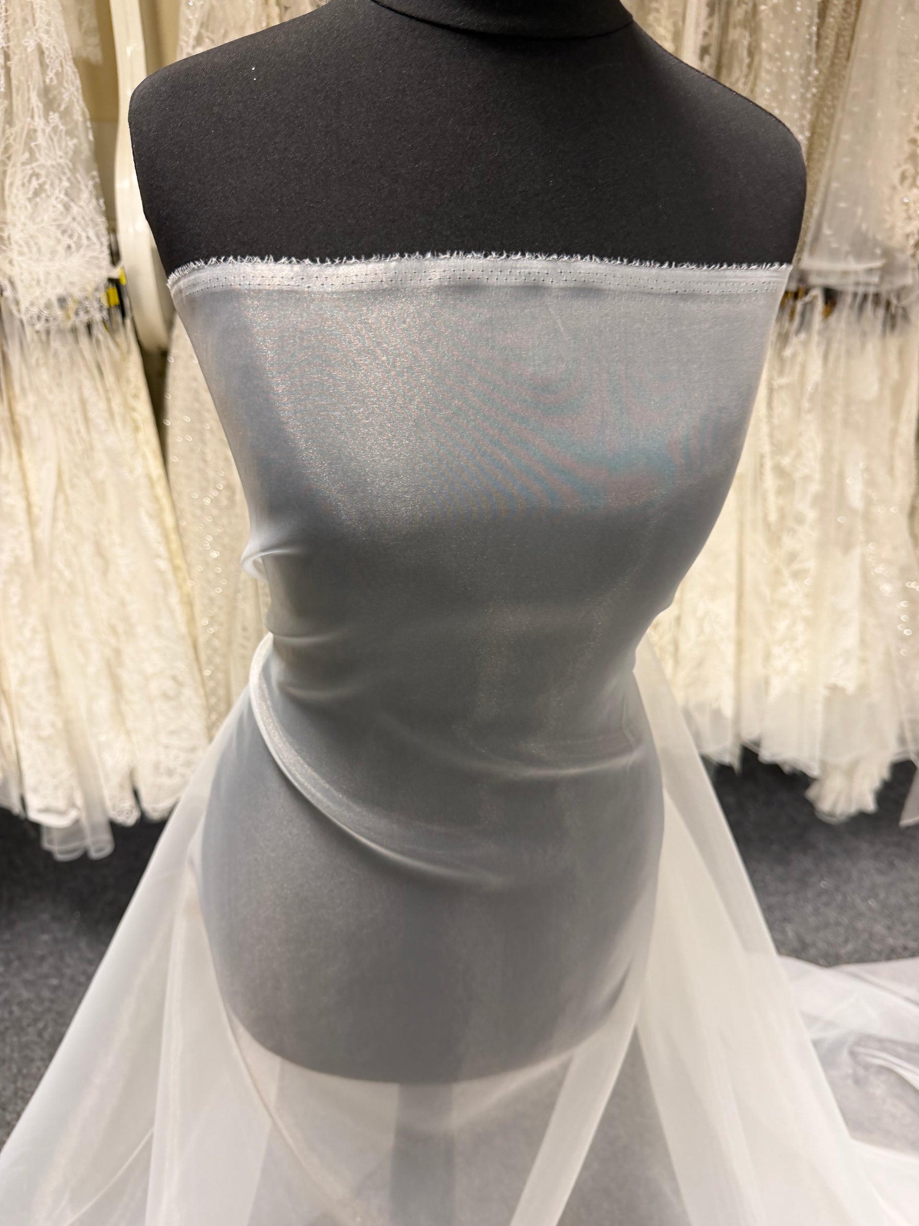 Hellelfenbeinfarbener Poly-Organza - P150