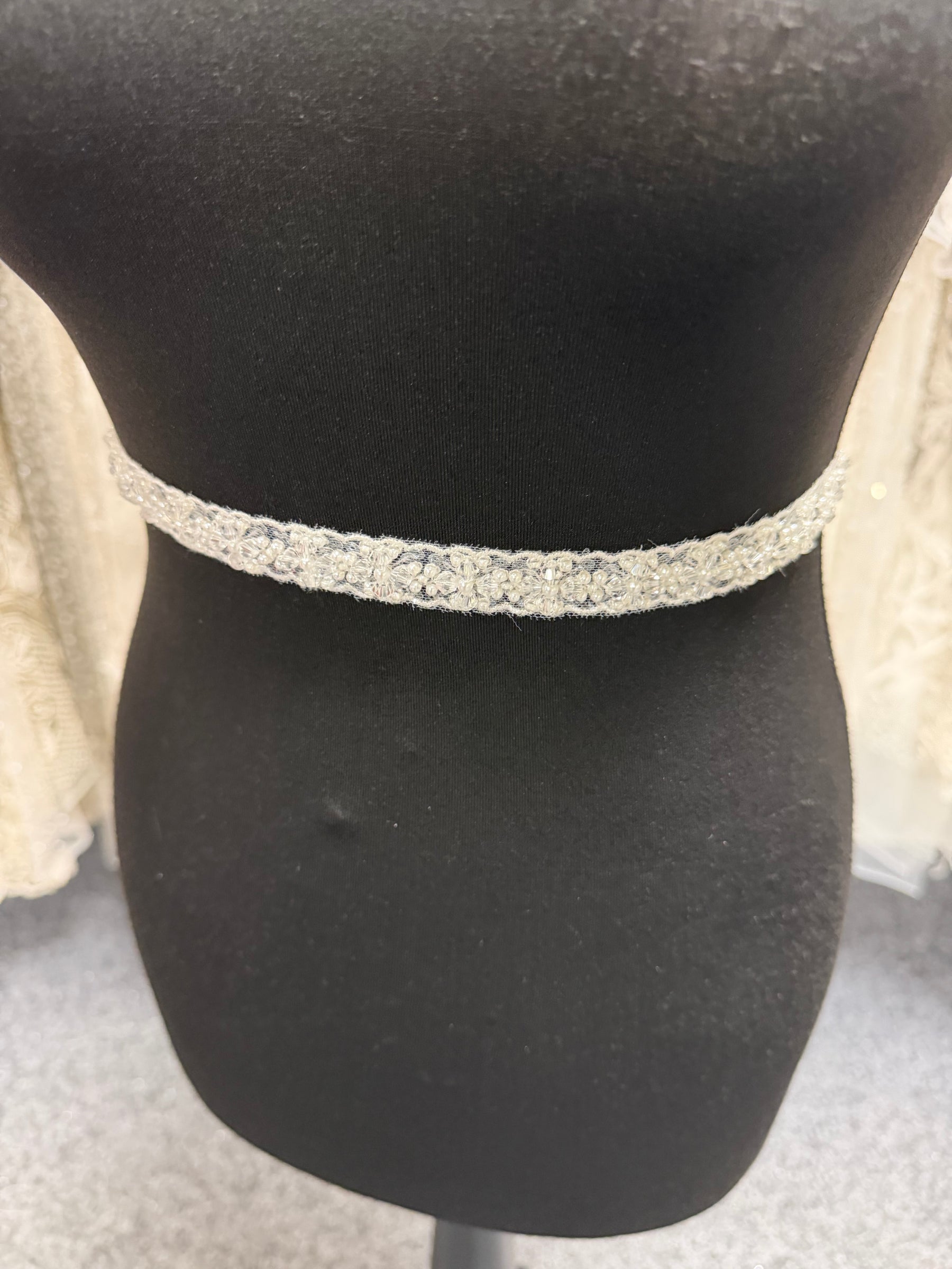 Elfenbeinfarben/Transparent, Perlen-Paillettenborte – T955