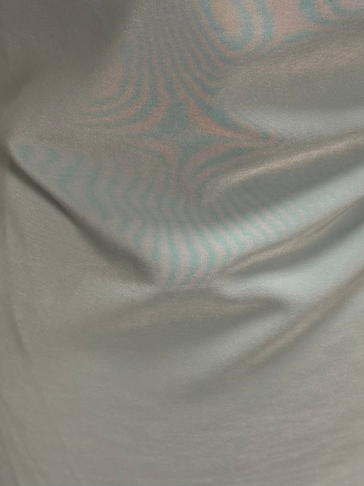 Leichter, enteneiblauer Polyestersatin – Kontrast
