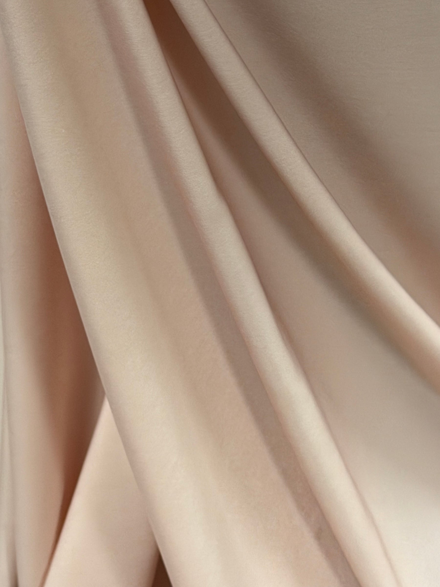 Leichter, hautfarbener Polyestersatin – Kontrast