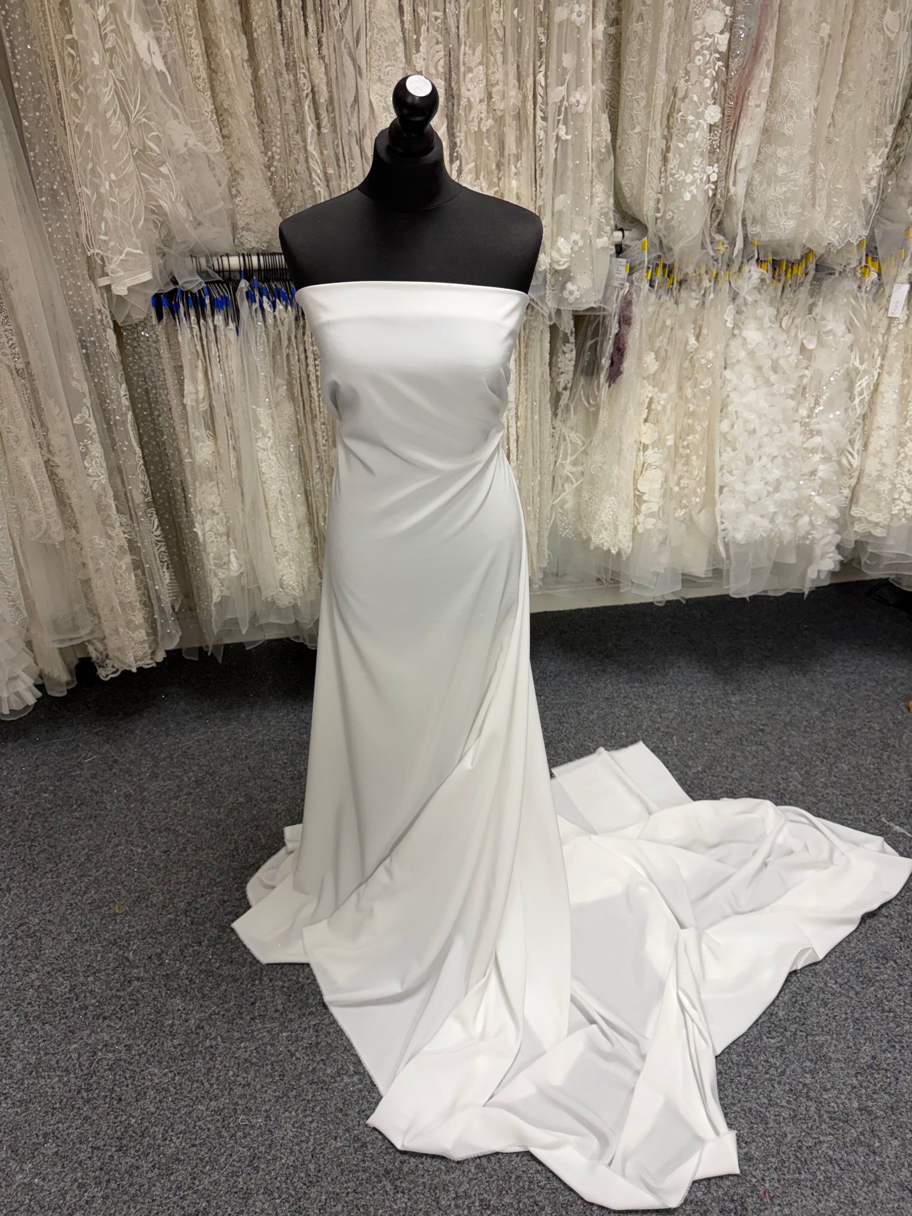 Leichter Porzellan-Polyester-Satin – Gegenüberstellung
