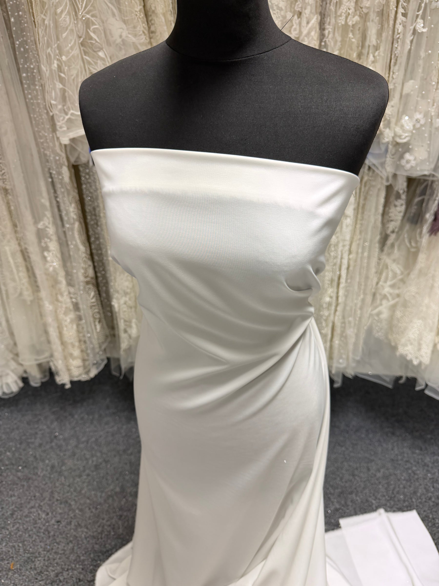 Leichter Porzellan-Polyester-Satin – Gegenüberstellung
