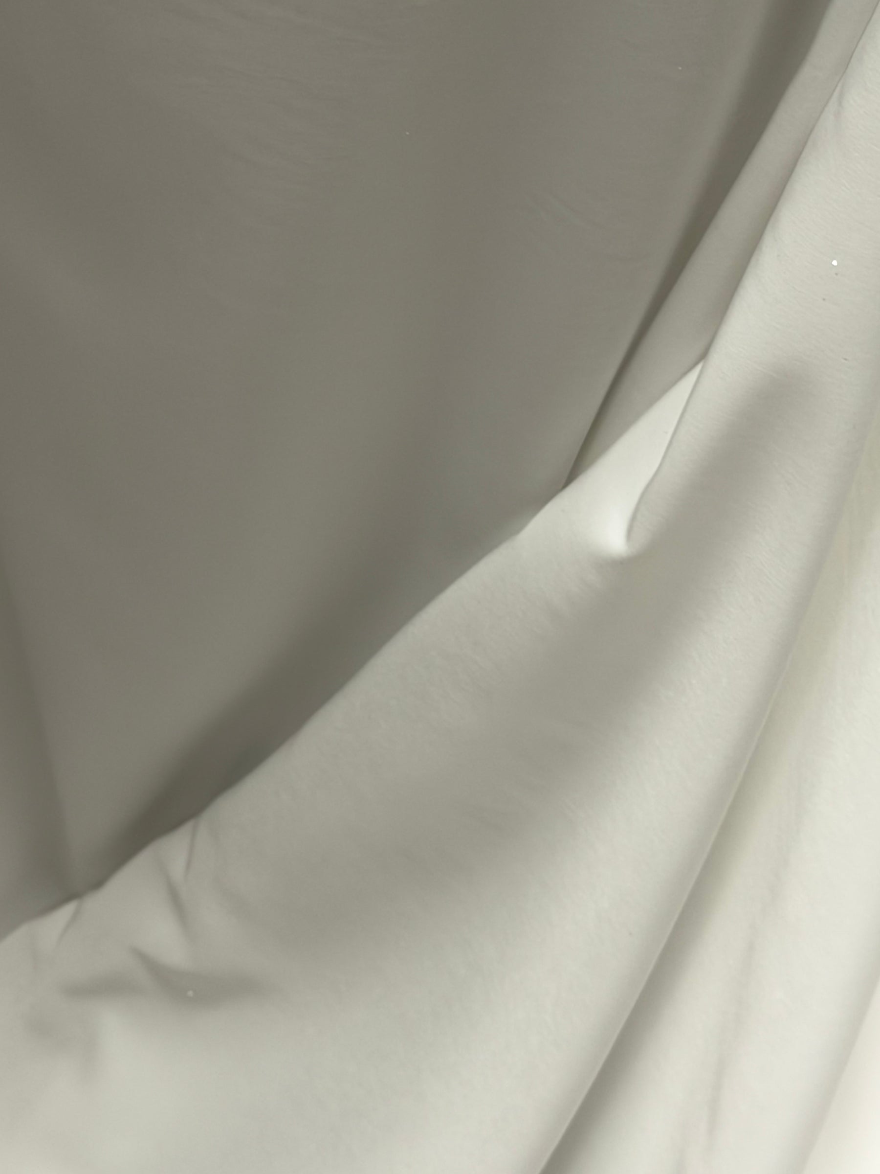 Leichter Porzellan-Polyester-Satin – Gegenüberstellung