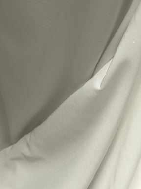 Leichter Porzellan-Polyester-Satin – Gegenüberstellung