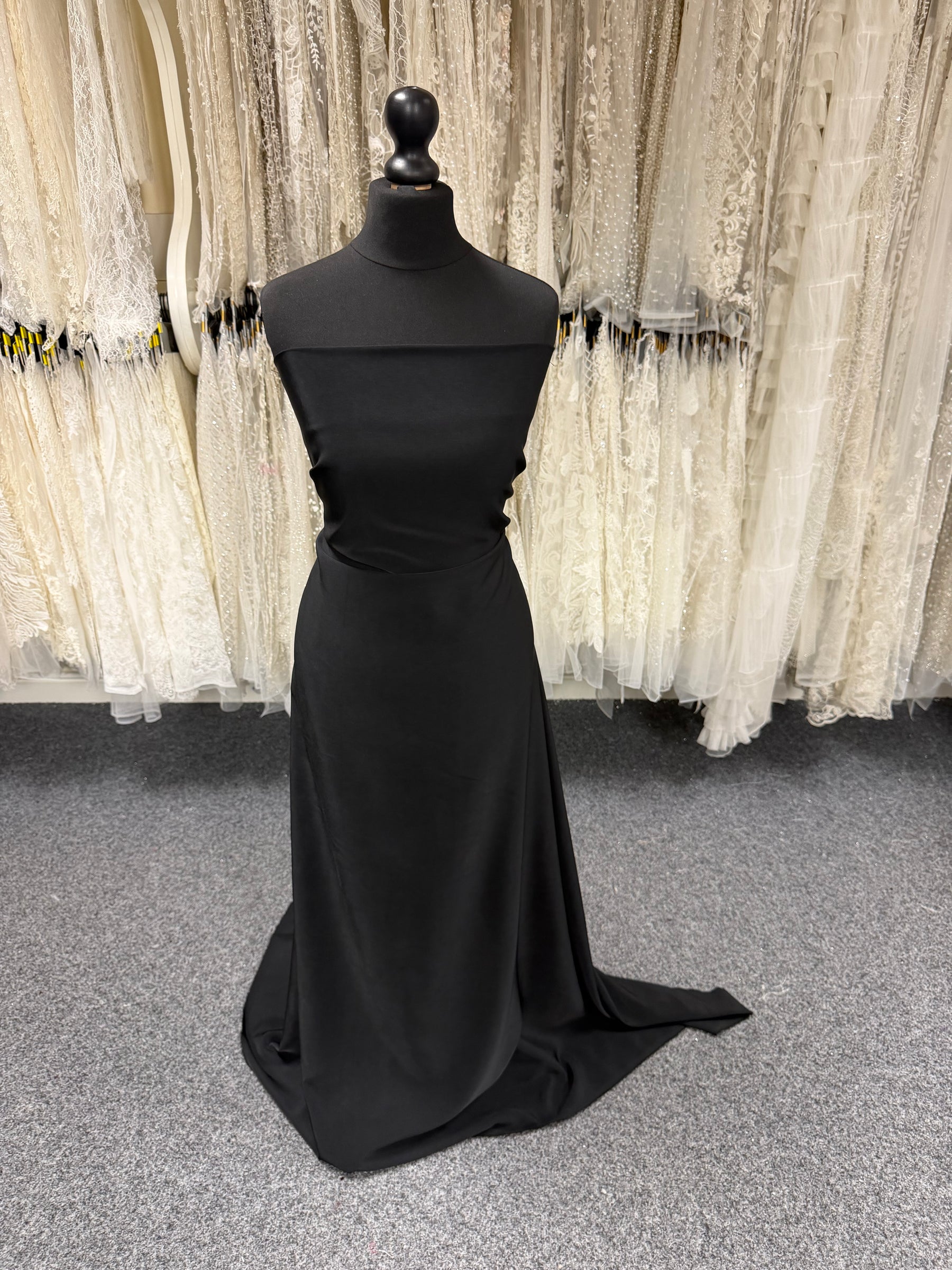Leichter schwarzer Polyester-Satin – Gegenüberstellung