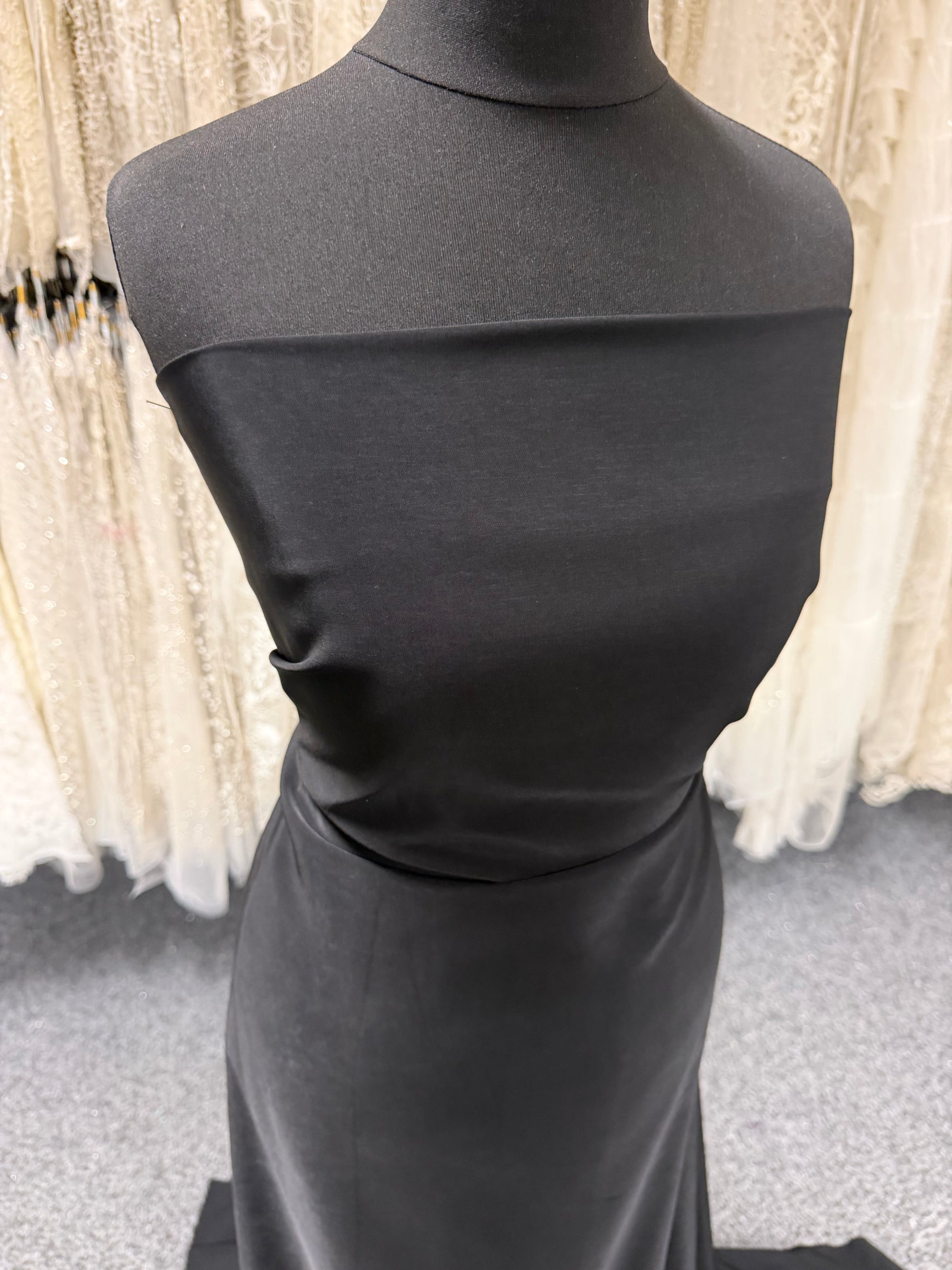 Leichter schwarzer Polyester-Satin – Gegenüberstellung
