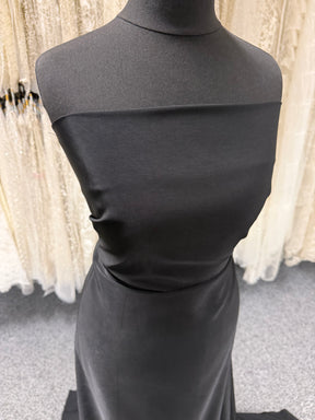 Leichter schwarzer Polyester-Satin – Gegenüberstellung