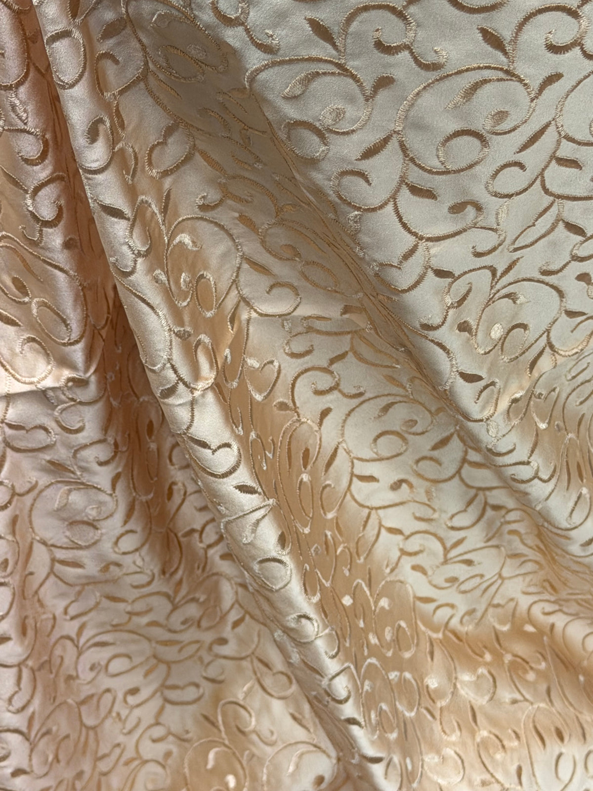 Honig/Honig bestickter Herzoginnensatin - P476