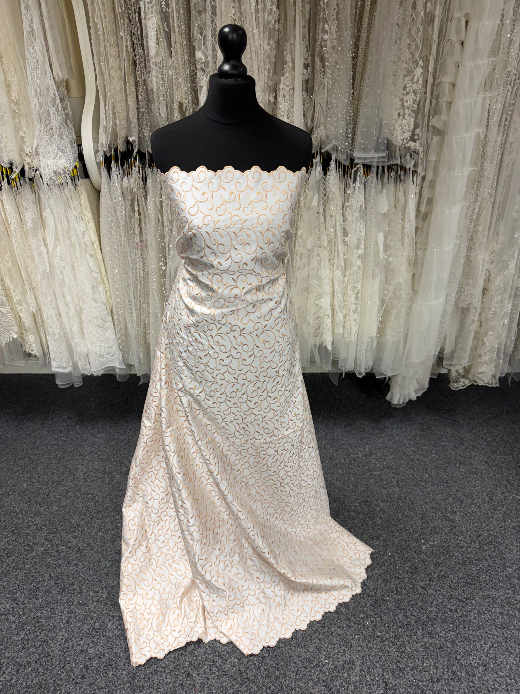 Elfenbein/Honig Bestickter Duchess Satin - P476