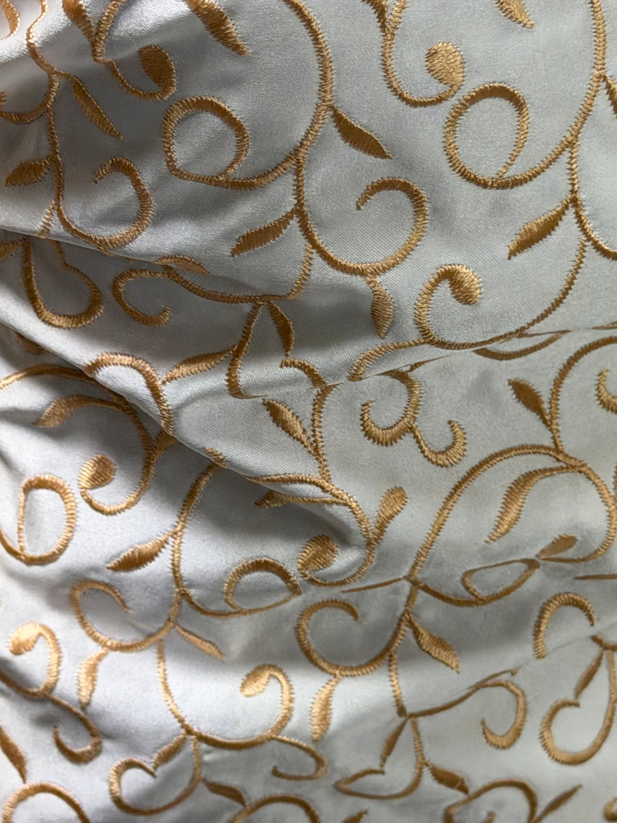 Elfenbein/Honig Bestickter Duchess Satin - P476
