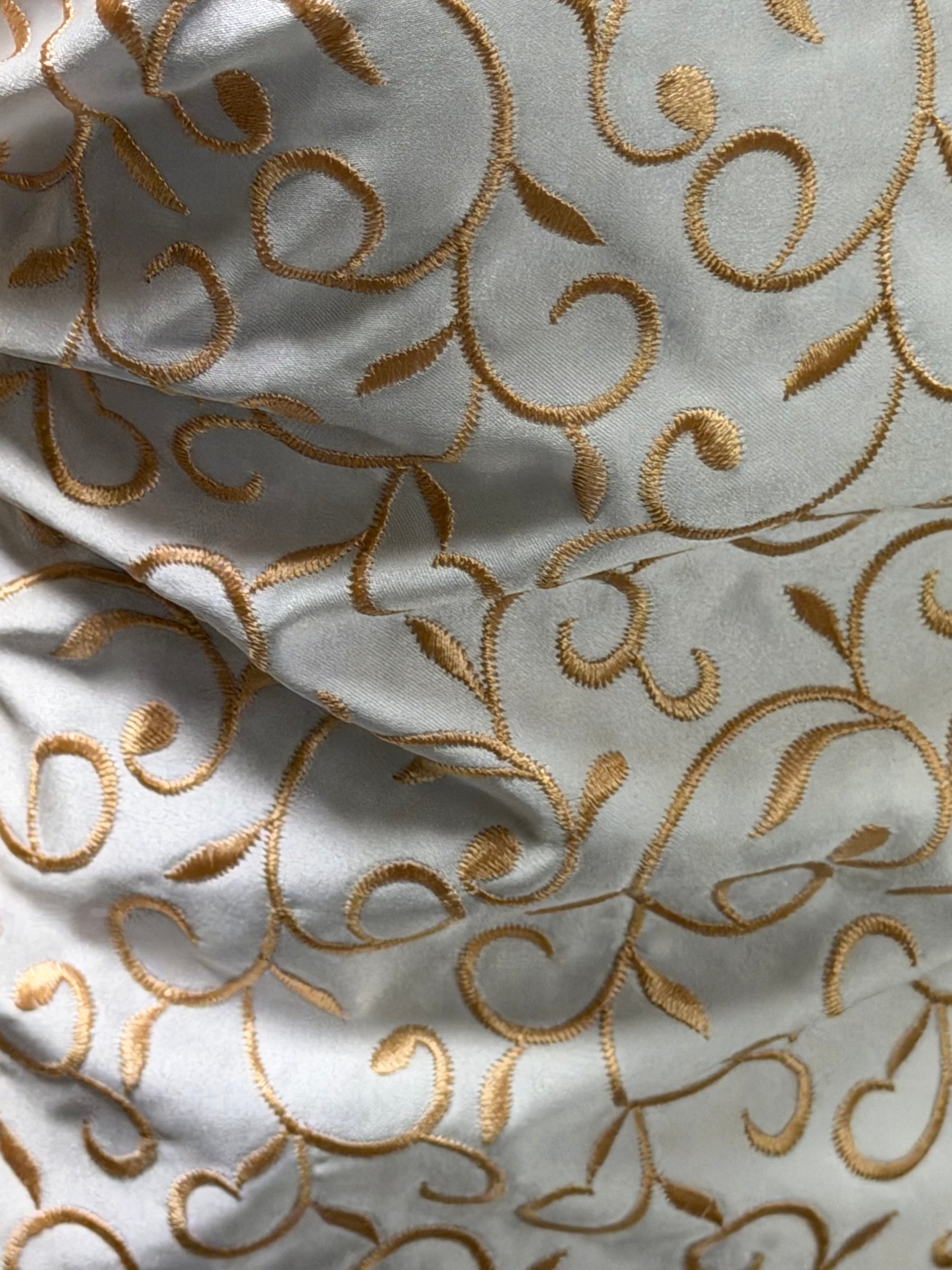 Elfenbein/Honig Bestickter Duchess Satin - P476