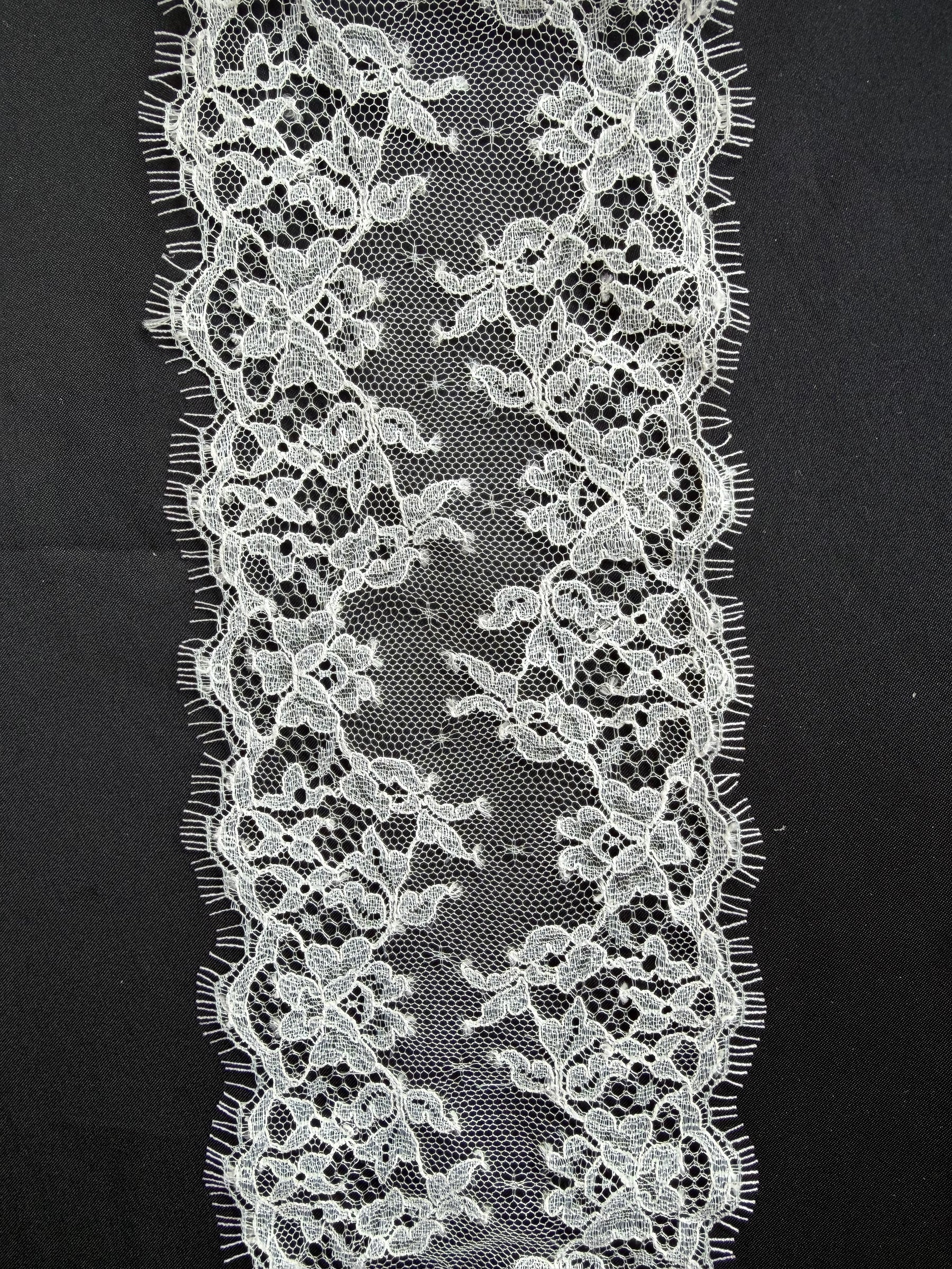 Helle elfenbeinfarbene Chantilly-Spitzenborte - Halston