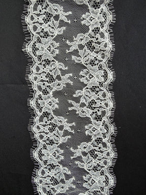 Helle elfenbeinfarbene Chantilly-Spitzenborte - Halston
