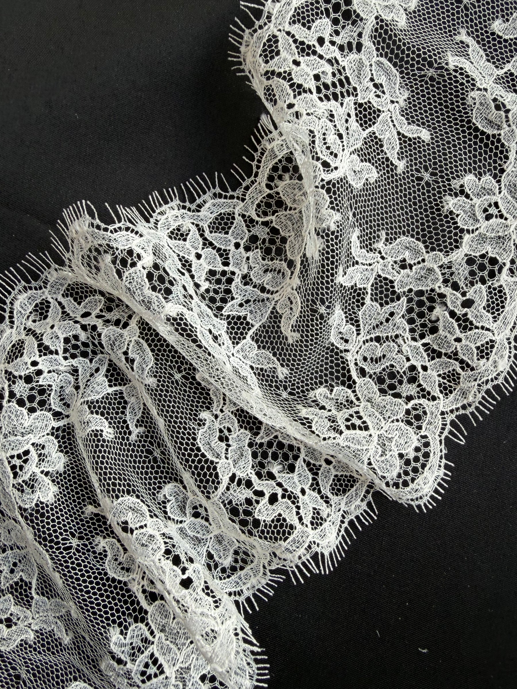 Helle elfenbeinfarbene Chantilly-Spitzenborte - Halston