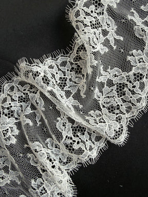 Helle elfenbeinfarbene Chantilly-Spitzenborte - Halston
