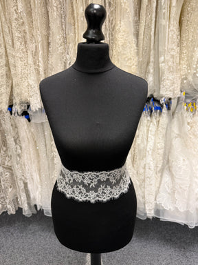 Helle elfenbeinfarbene Chantilly-Spitzenborte - Halston
