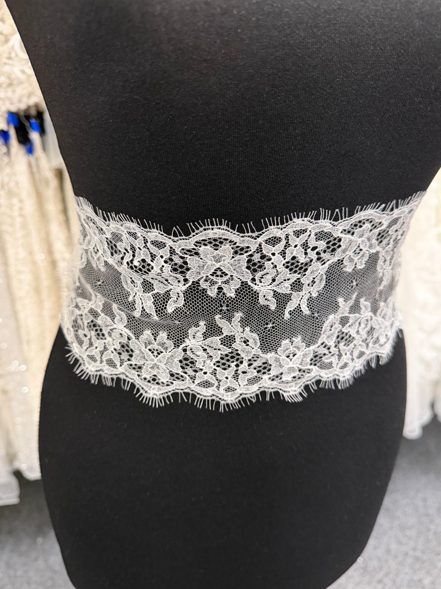 Helle elfenbeinfarbene Chantilly-Spitzenborte - Halston