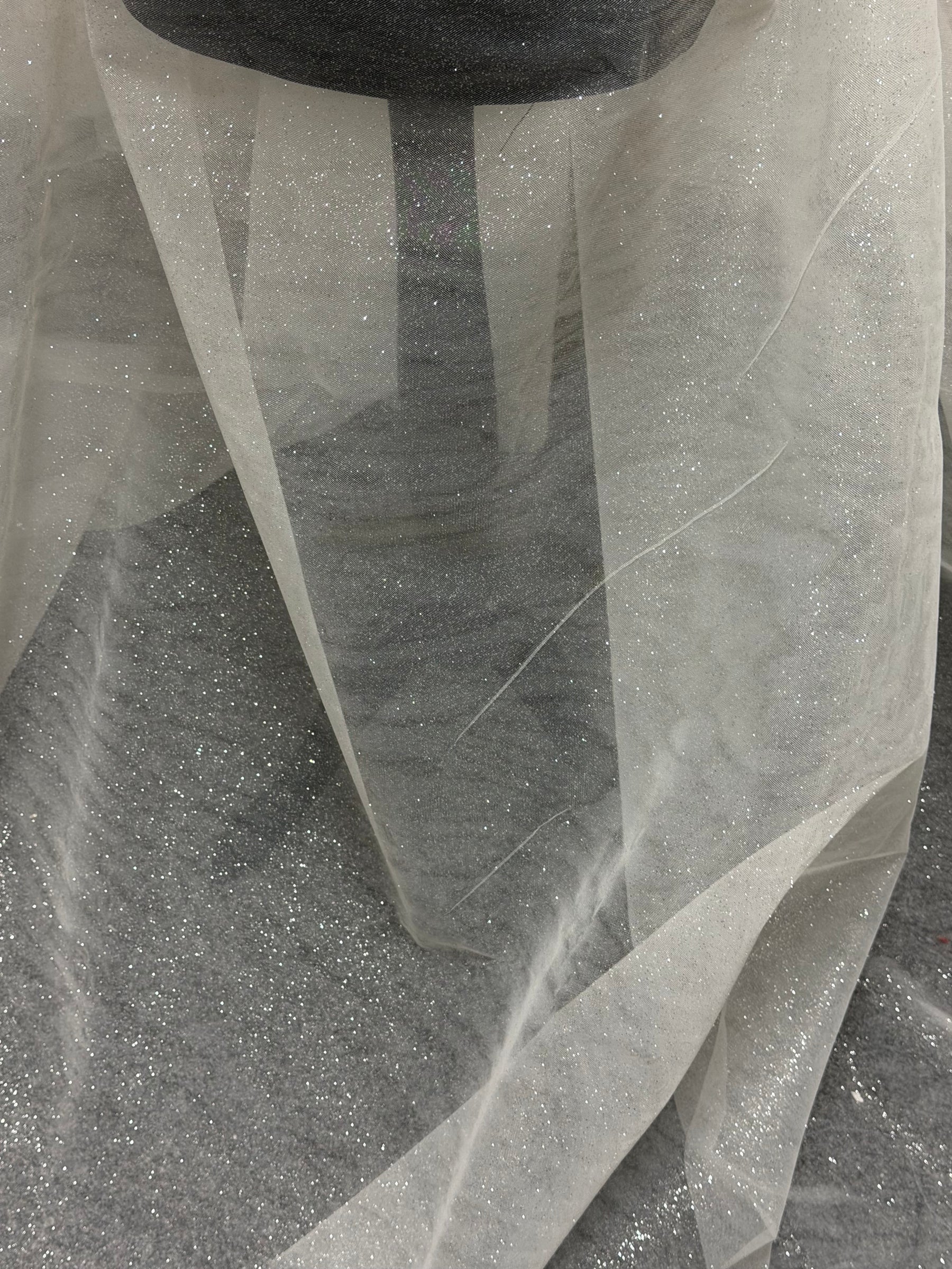 Elfenbeinfarbener Tüll mit silbernem Glitzer - P15