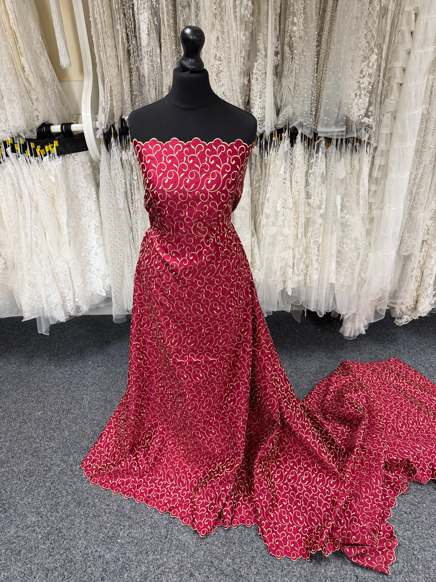 Heller Wein/Dunkelgold bestickter Duchess Satin - P476
