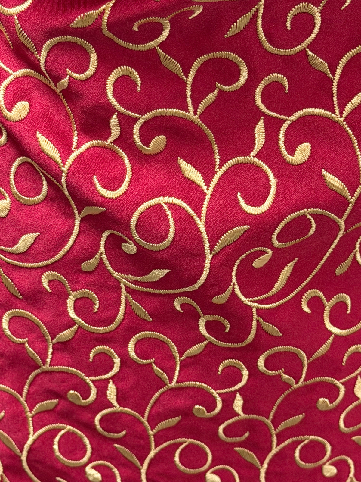 Heller Wein/Dunkelgold bestickter Duchess Satin - P476