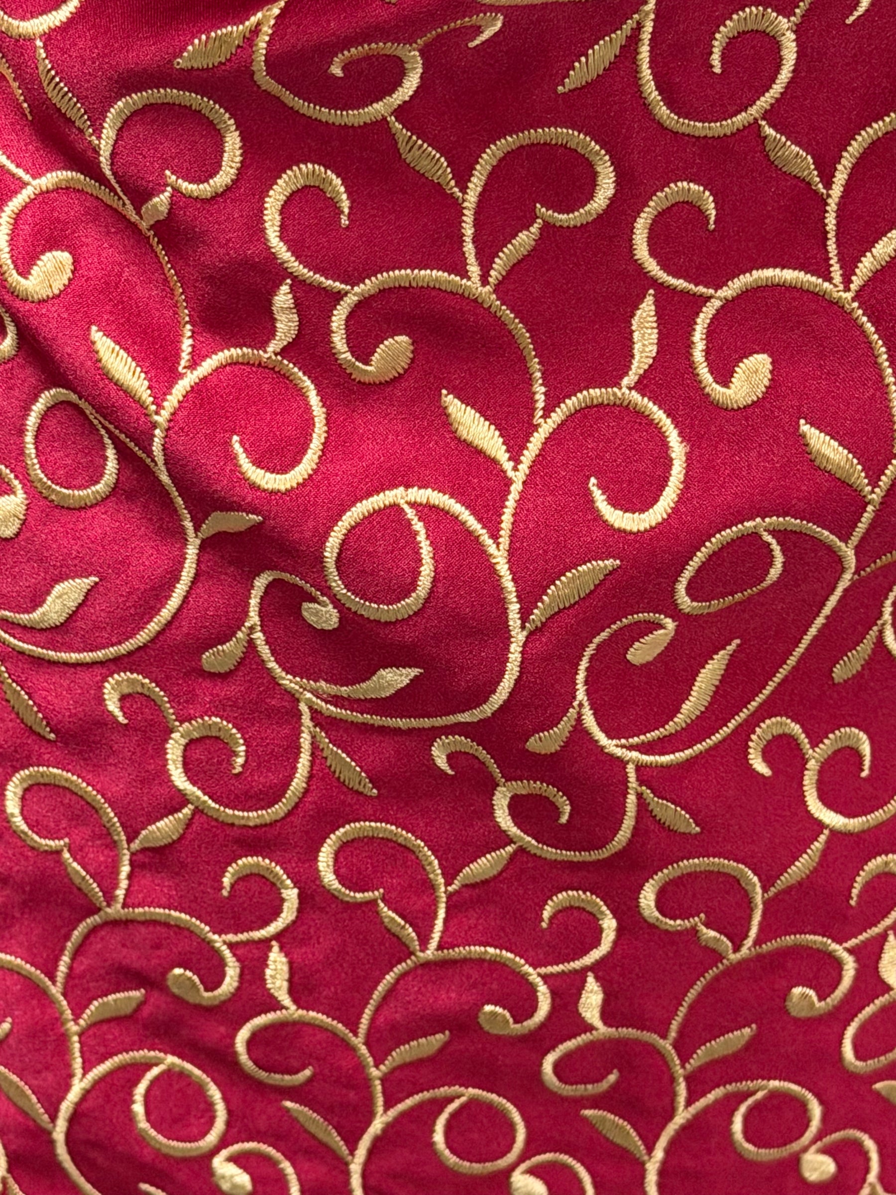 Heller Wein/Dunkelgold bestickter Duchess Satin - P476