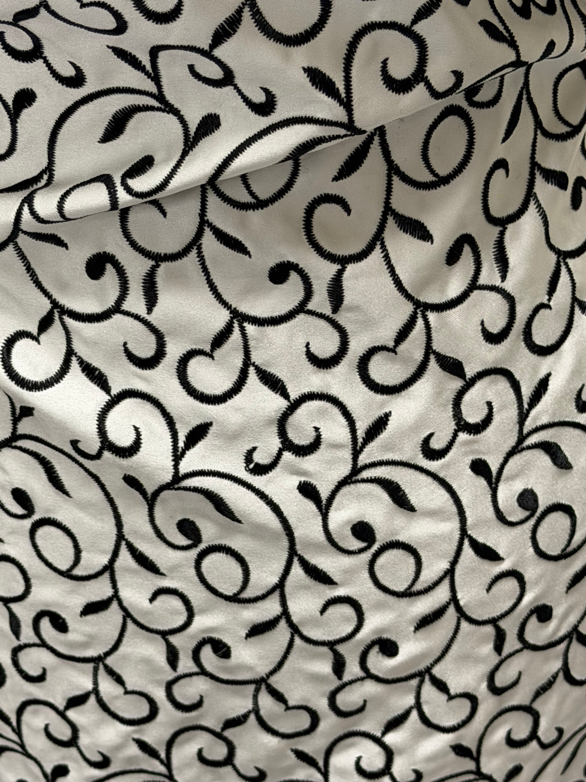 Elfenbein/Schwarz Bestickter Herzoginnen-Satin - P476