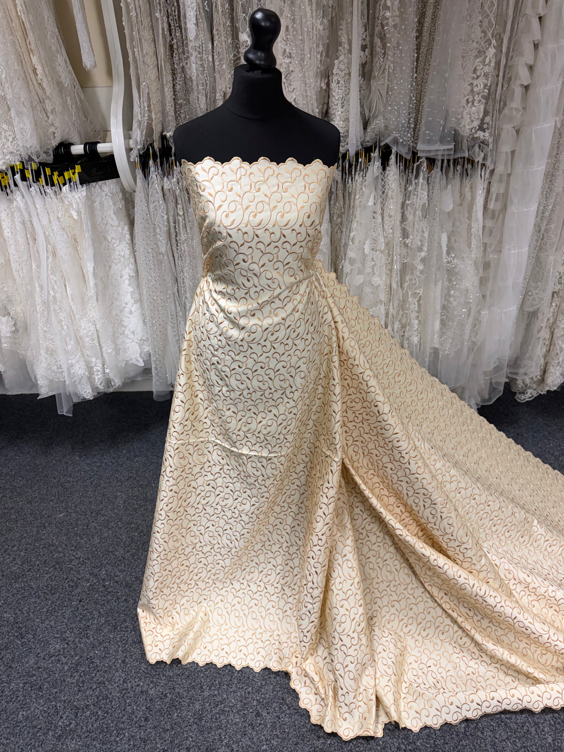 Hellgold/Dunkelgold bestickter Duchess Satin – P476