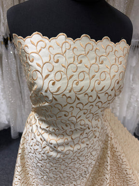 Hellgold/Dunkelgold bestickter Duchess Satin – P476