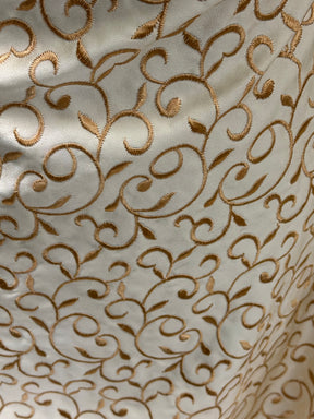 Hellgold/Dunkelgold bestickter Duchess Satin – P476