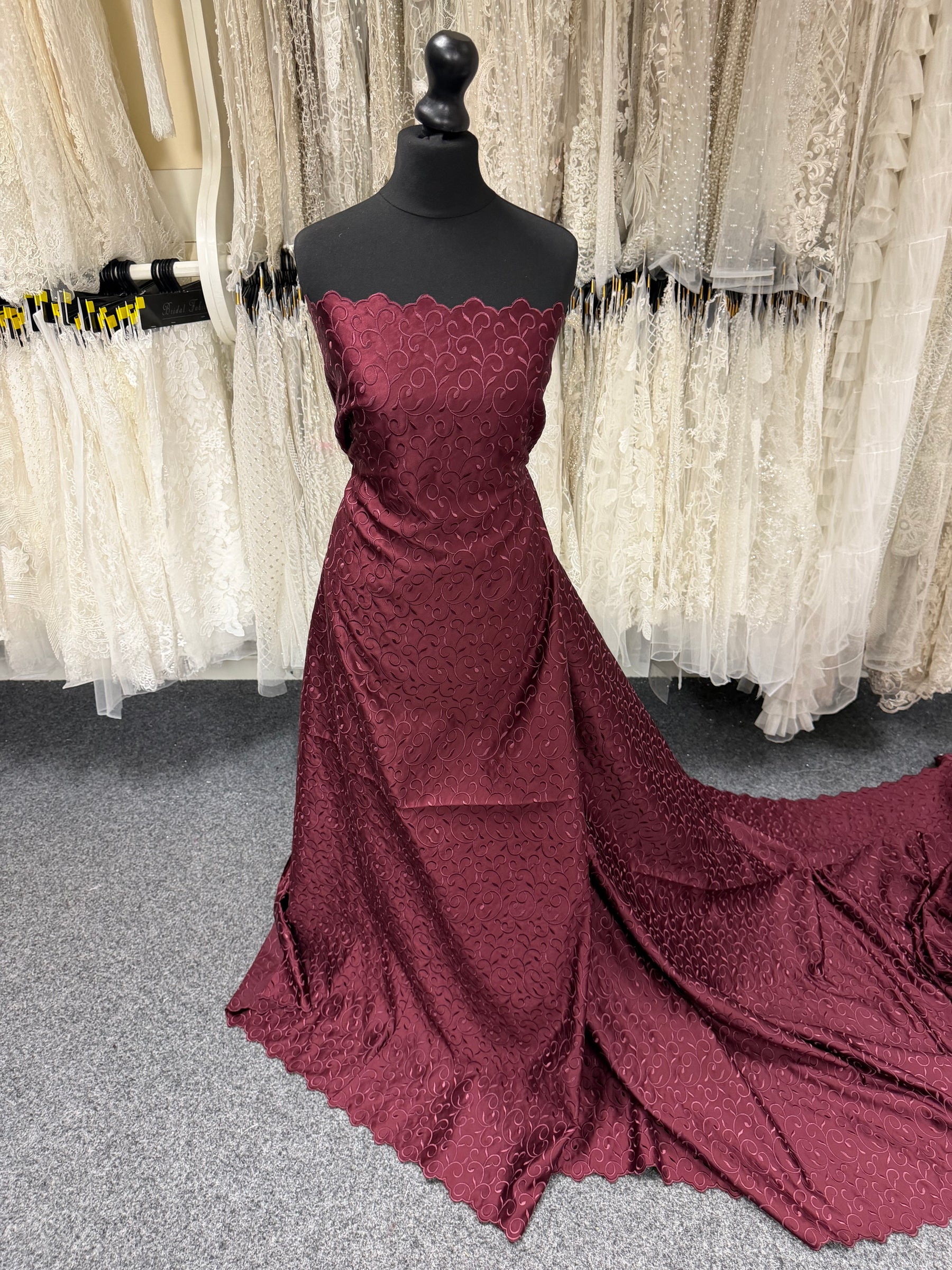 Dunkelroter bestickter Duchess-Satin - P476