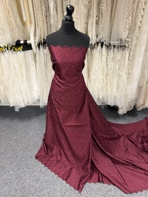 Dunkelroter bestickter Duchess-Satin - P476