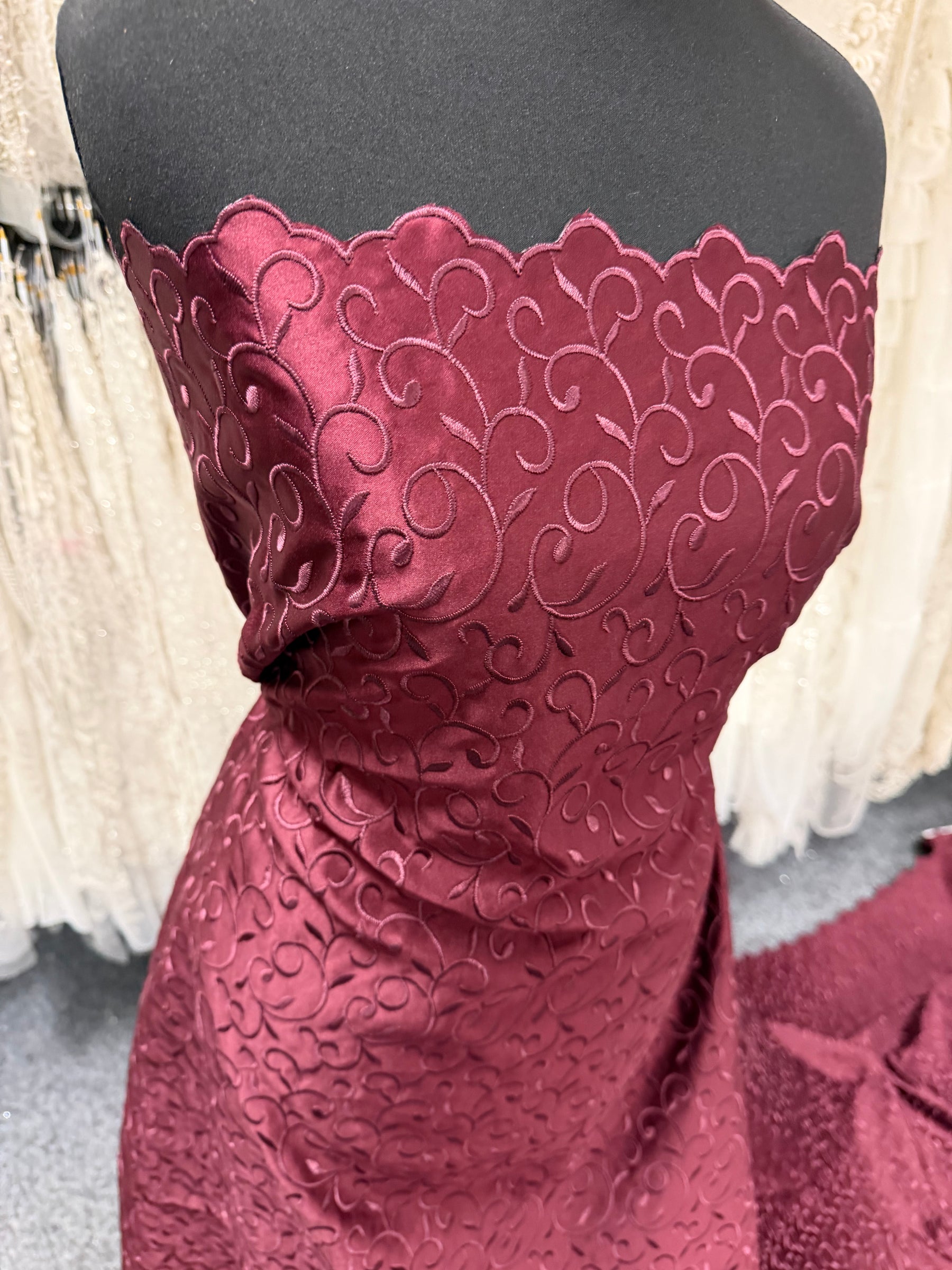 Dunkelroter bestickter Duchess-Satin - P476