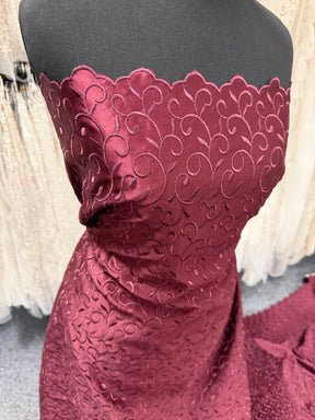 Dunkelroter bestickter Duchess-Satin - P476