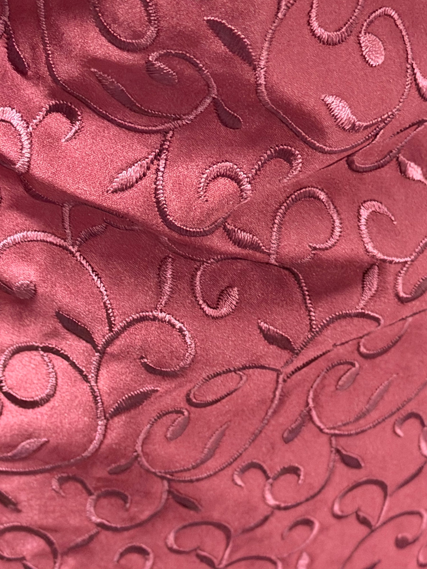 Dunkelroter bestickter Duchess-Satin - P476