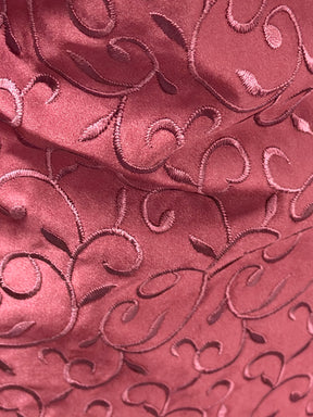 Dunkelroter bestickter Duchess-Satin - P476