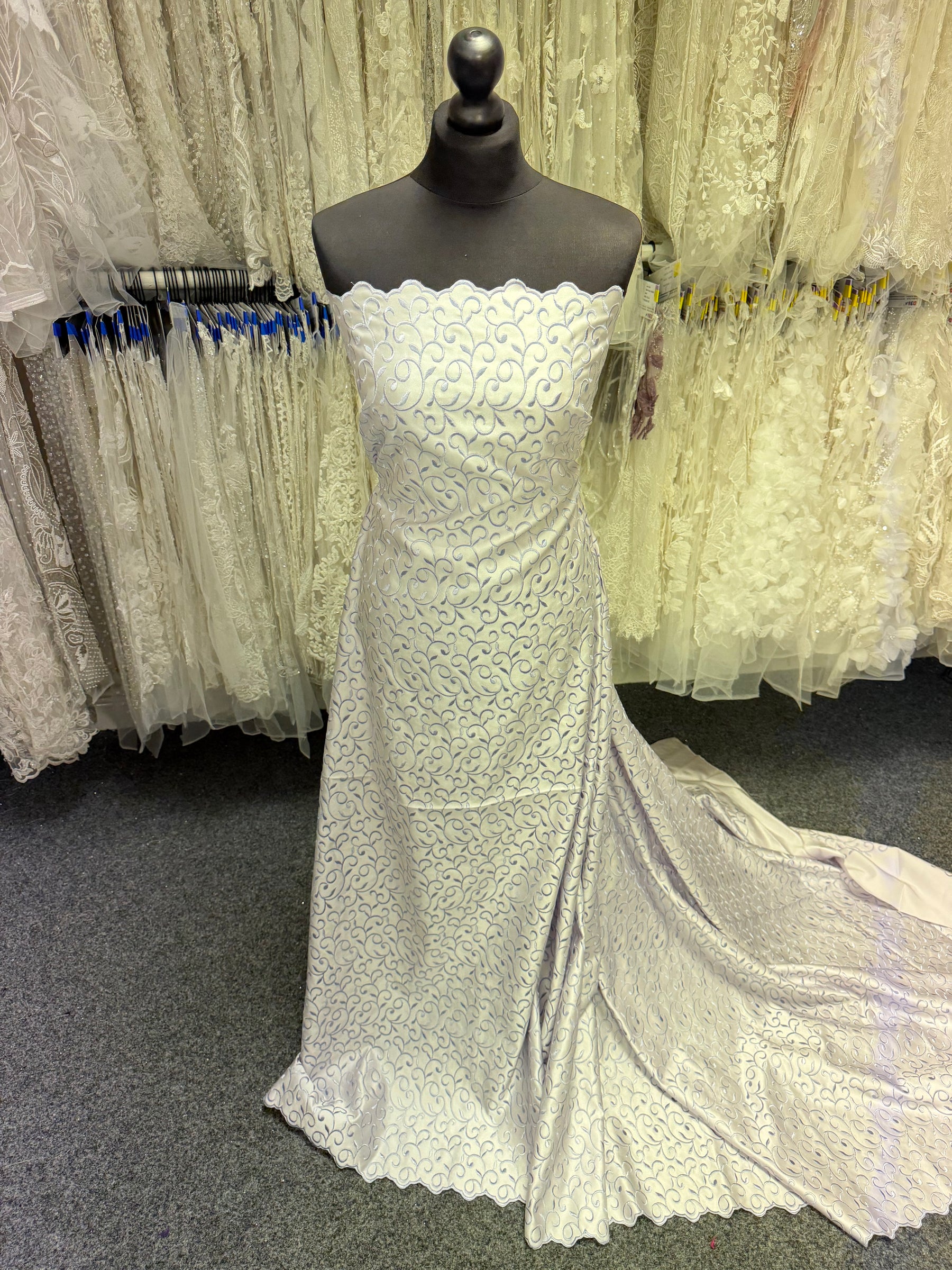 Blasslila/Lila bestickter Duchess-Satin - P476
