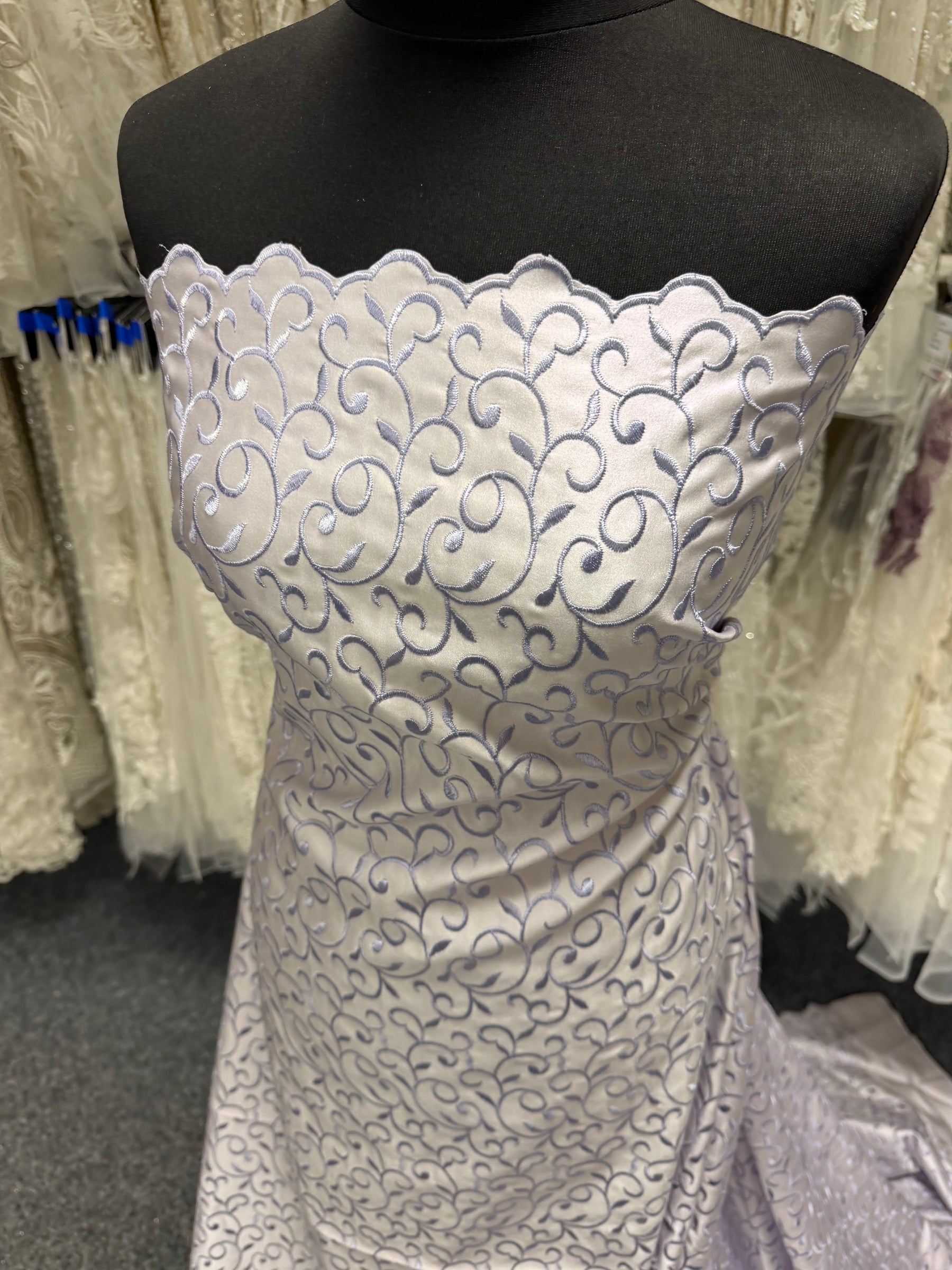 Blasslila/Lila bestickter Duchess-Satin - P476