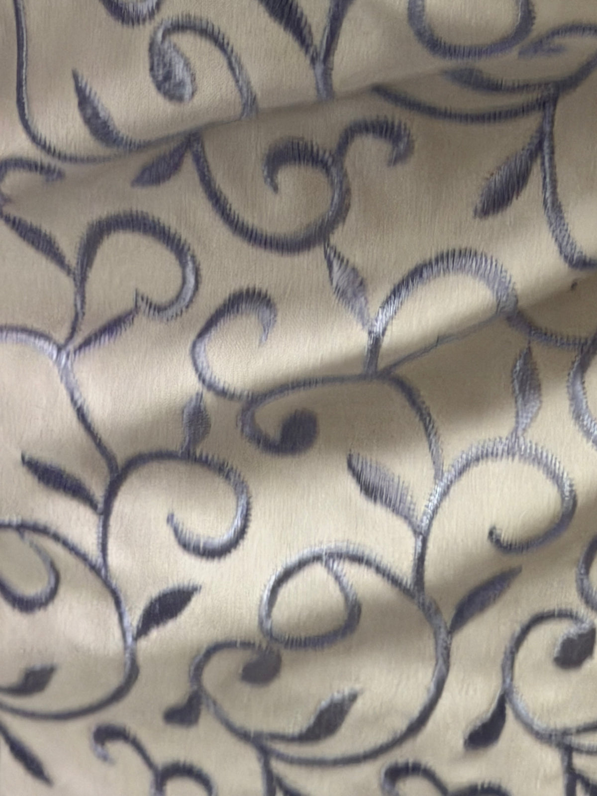Blasslila/Lila bestickter Duchess-Satin - P476