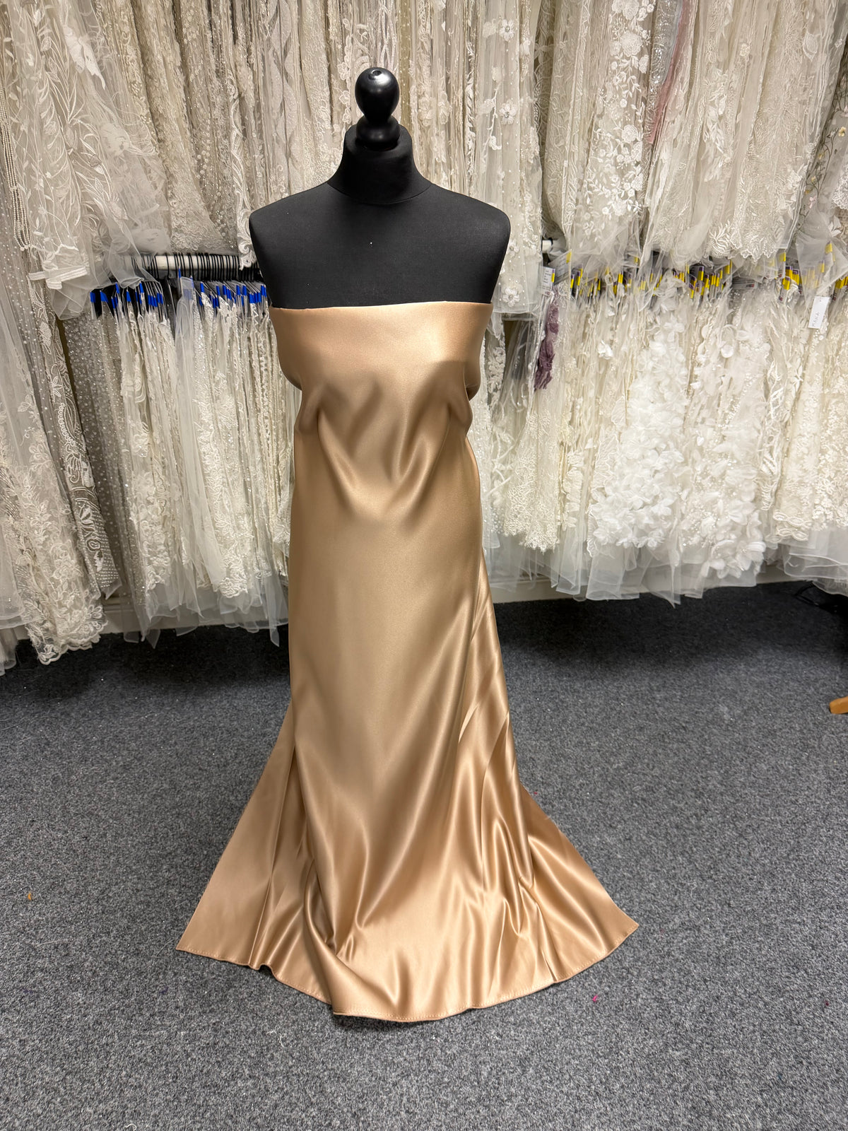 Kaffeefarbener Polyester-Duchesse-Satin – Contessa