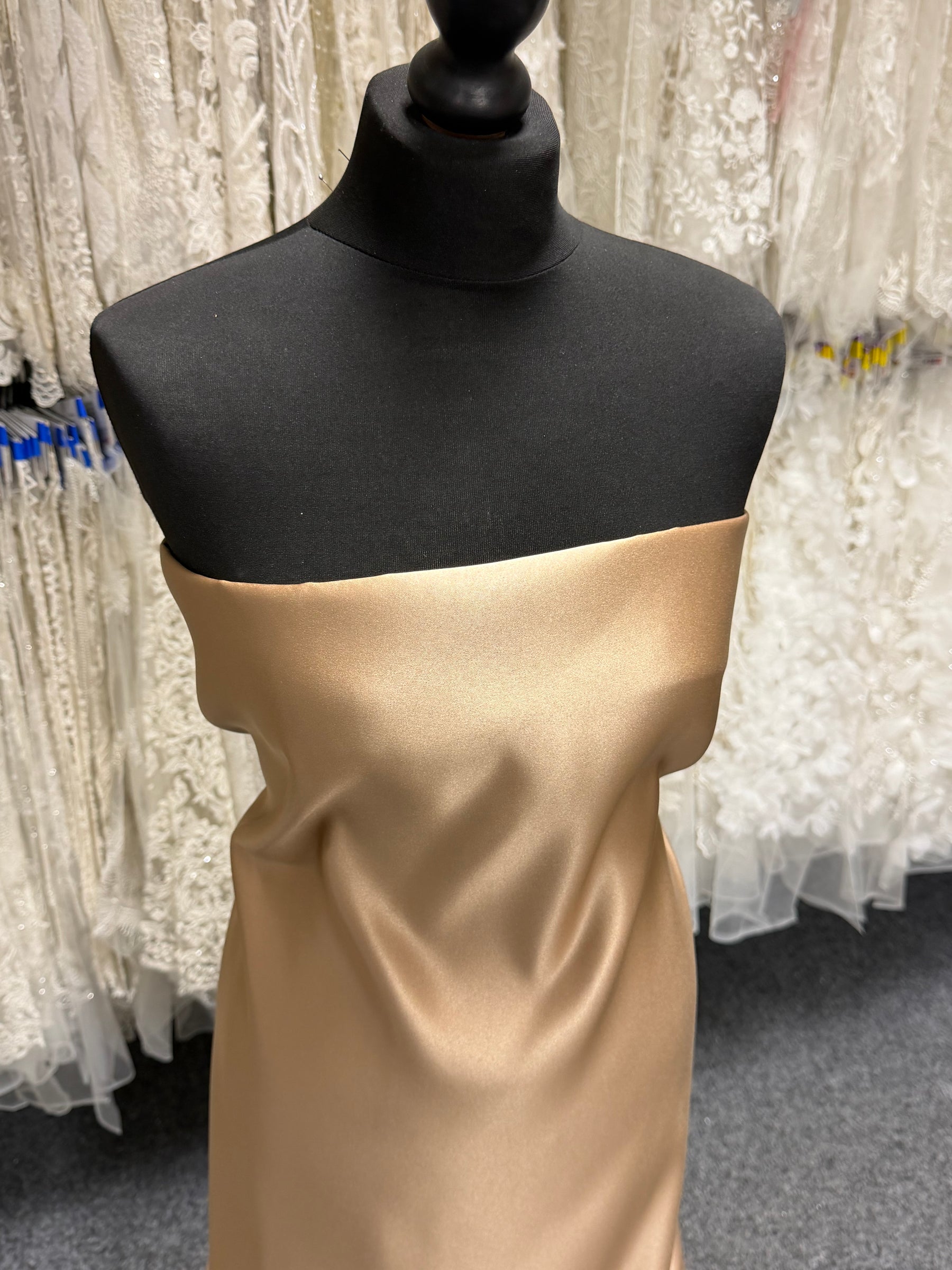 Kaffeefarbener Polyester-Duchesse-Satin – Contessa