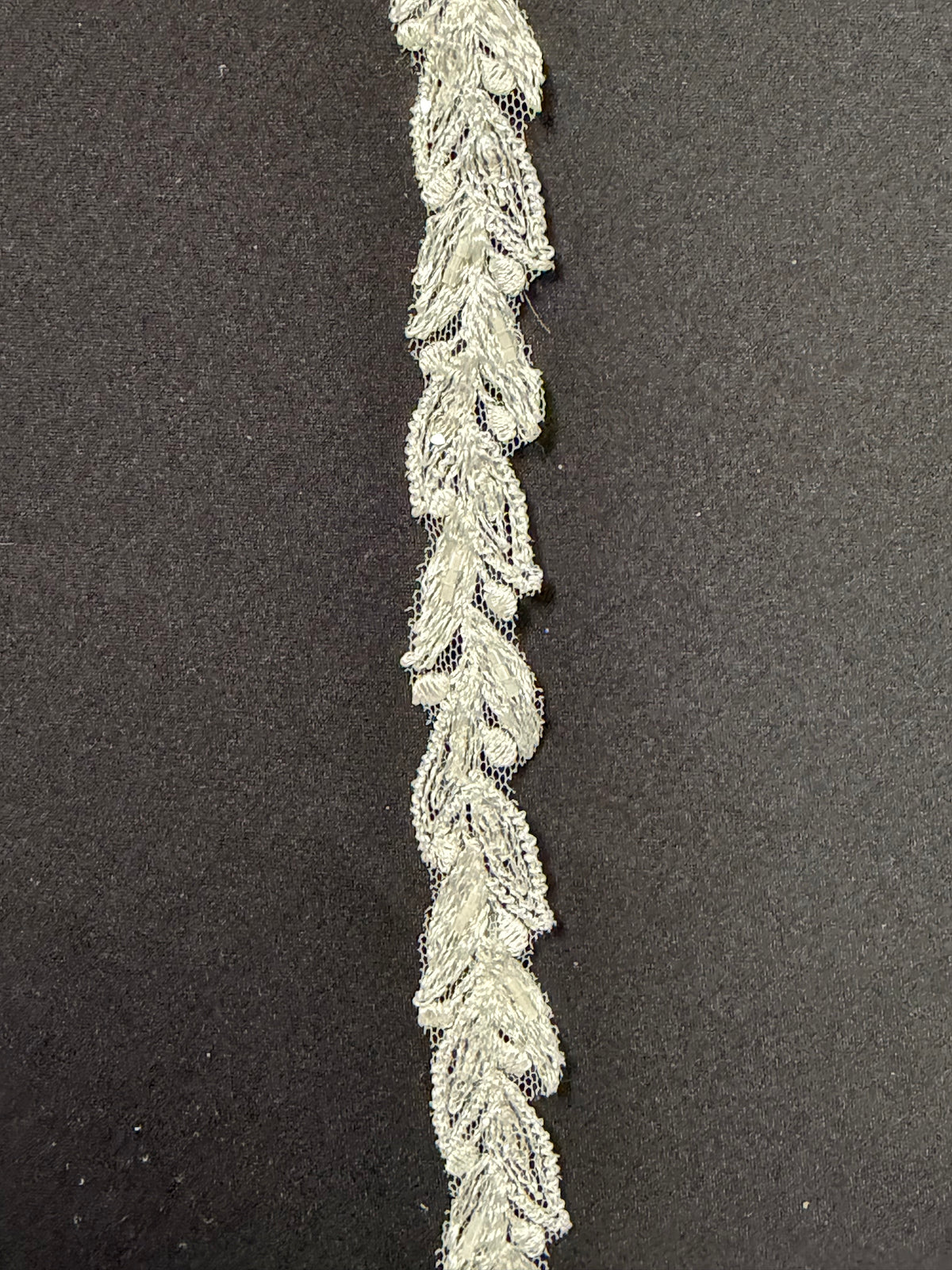 Elfenbeinperlenstickerei mit Paillettenrand - T930
